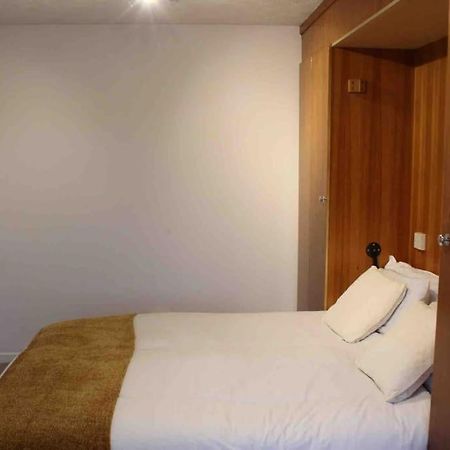 Modern Studio Apartment With Parking Chatham  Dış mekan fotoğraf