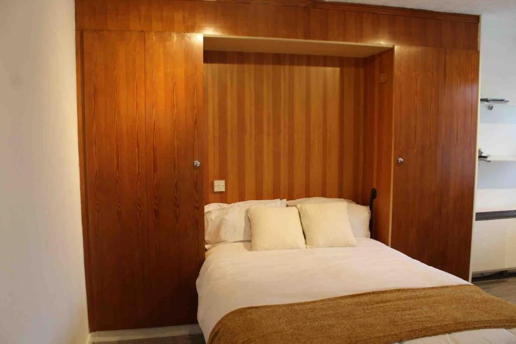 Modern Studio Apartment With Parking Chatham  Dış mekan fotoğraf