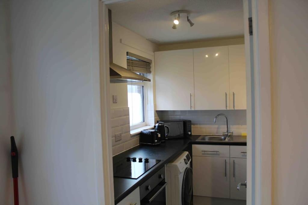 Modern Studio Apartment With Parking Chatham  Dış mekan fotoğraf