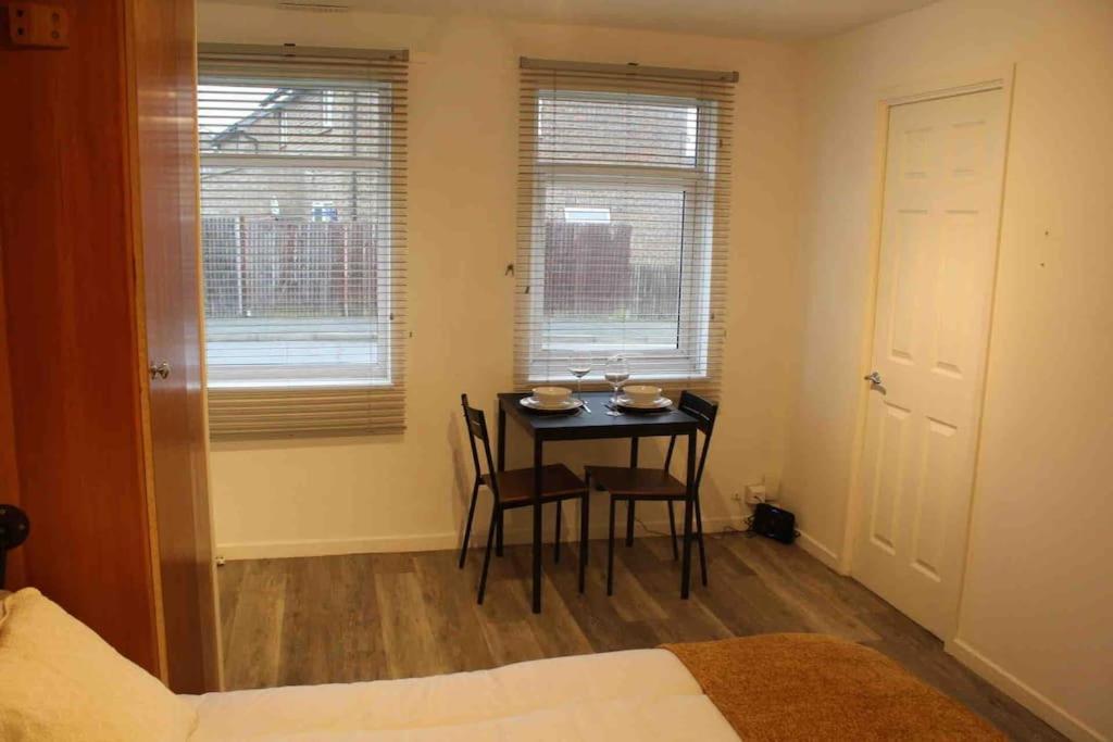 Modern Studio Apartment With Parking Chatham  Dış mekan fotoğraf