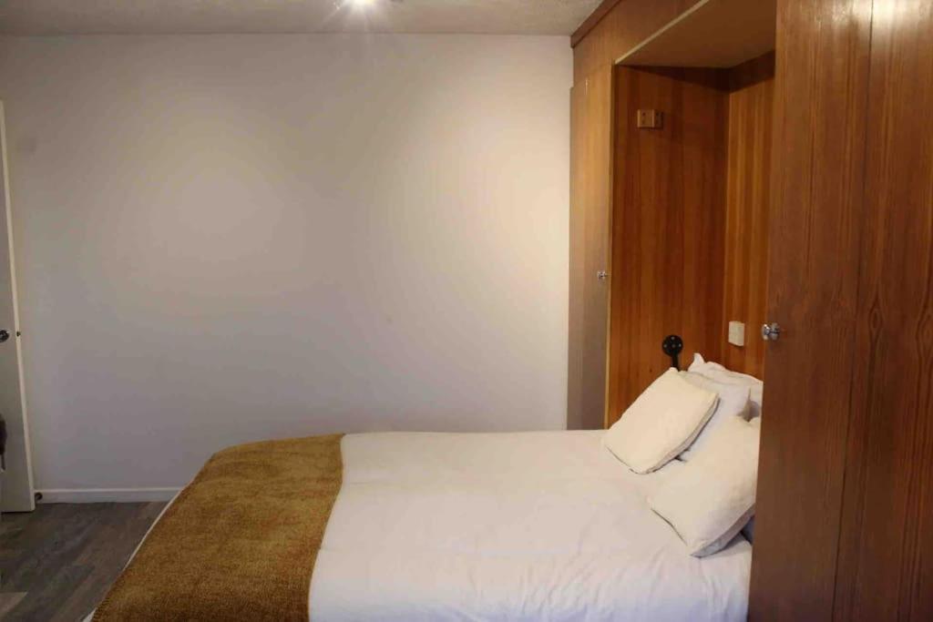 Modern Studio Apartment With Parking Chatham  Dış mekan fotoğraf